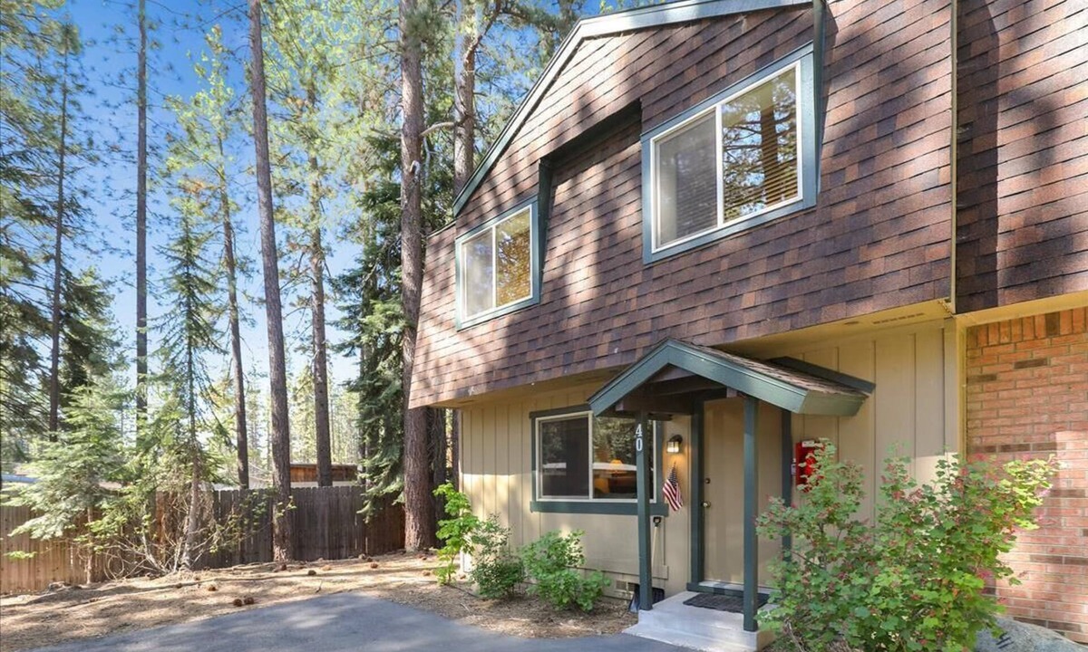 Lake Forest House | Lake Forest Glen Gem: Updated 3BR End-Unit near Tahoe City