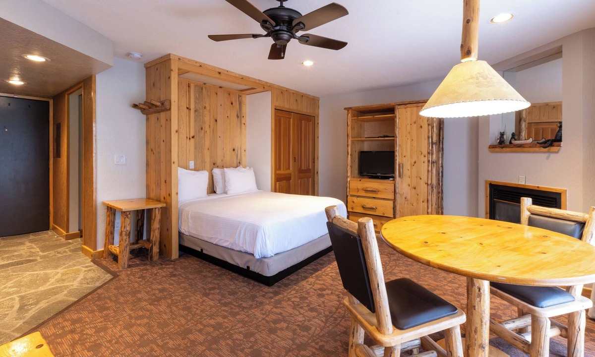Olympic Valley Hotel | Lake Tahoe Escape | 4 Family-Friendly Rooms with Full Kitchen and Free Parking