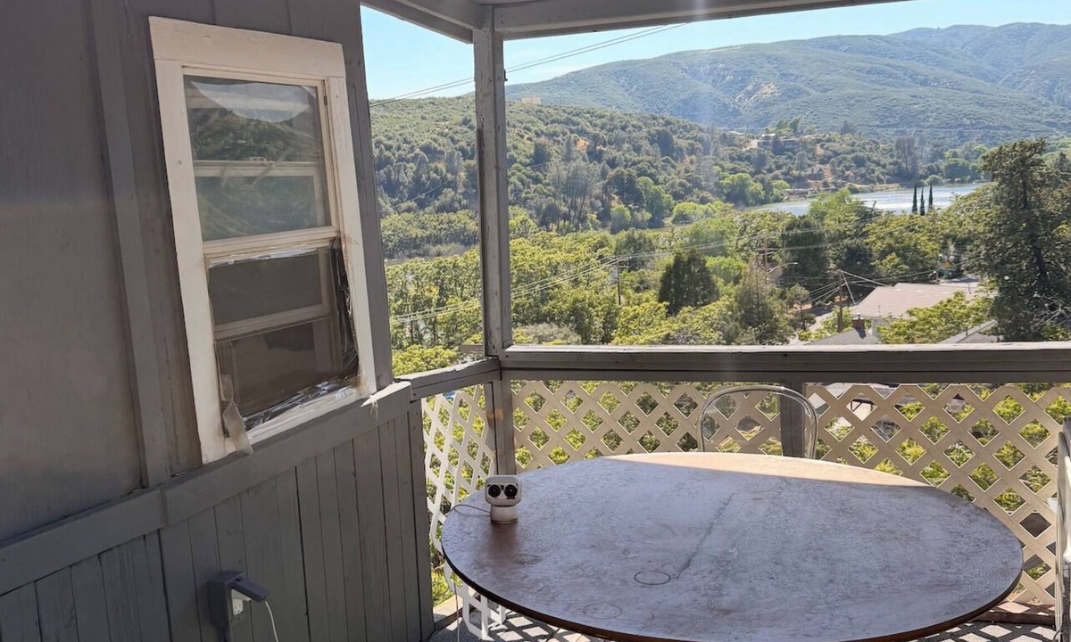 Lake Hughes House | Lake View Retreat in the Mountains —1 Hr from LA