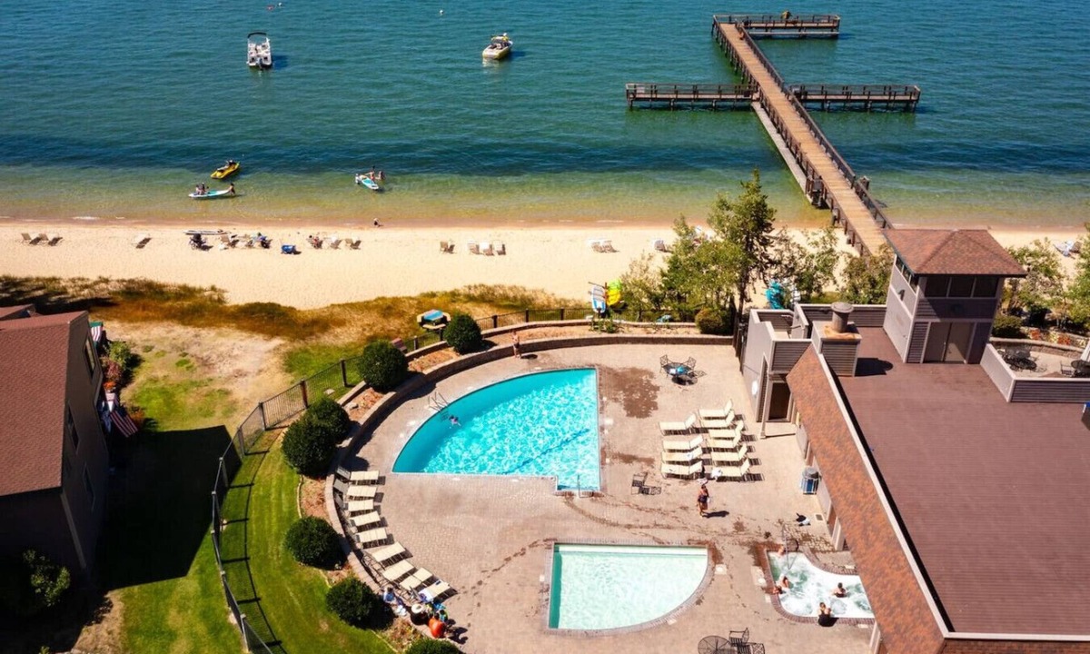 South Lake Tahoe Villa | Lakeland Village 2 bedroom condo - 2 mins to Tahoe!