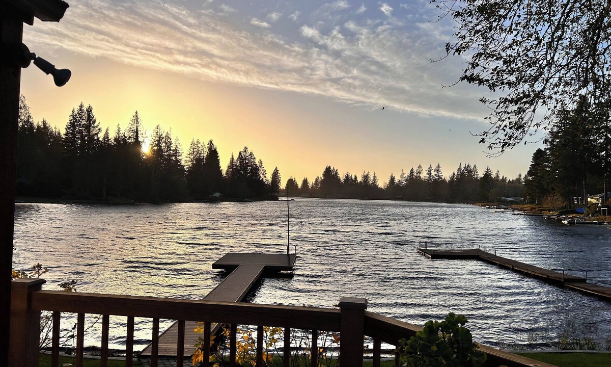 Lake Goodwin House | Lakes Edge House with Steam Sauna