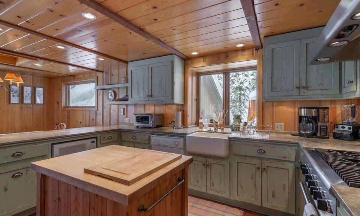 Kingswood Estates House | Large Farmhouse Styled Manor with Bonus Entertainment Room Loft and Garage