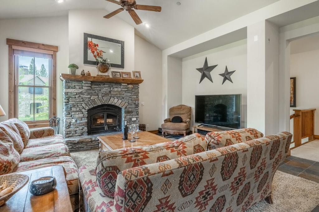 Mammoth Lakes House | Lodges 1140- Spacious Townhome on Golf Course