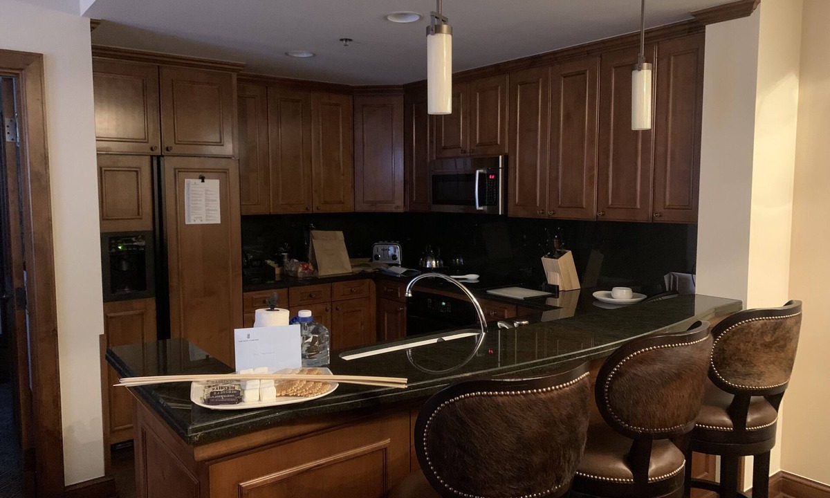 Aspen Condo | Luxurious 2 bed 2.5 bath condo sleep 6! Skiin/ski out, pools/Ritz amenities