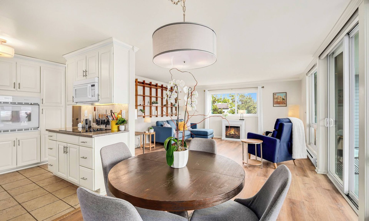 Lower Queen Anne Condo | Luxurious 2-Bed Queen Anne Condo with City Views, Chef's Kitchen: 60+ Day Haven