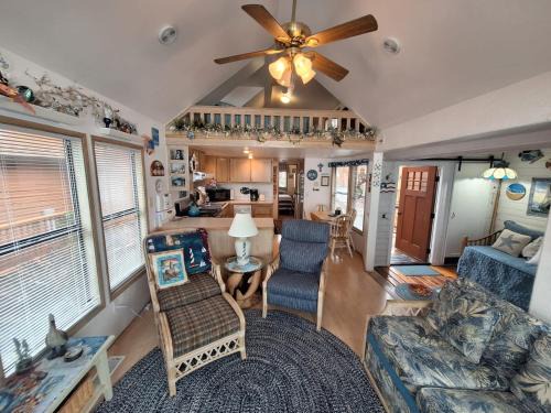 Smith River House | Luxurious Oceanfront Cabin 7 Getaway w Hot Tub