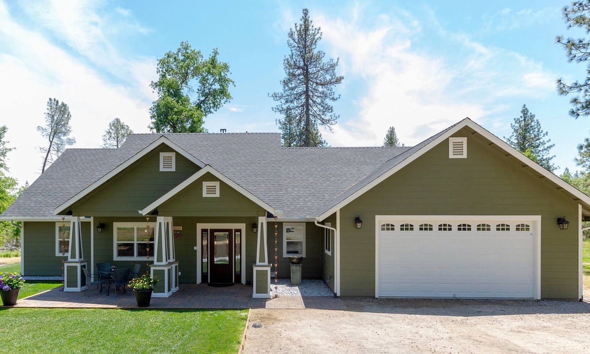Mariposa House | Luxurious Yosemite Mountain Home , Spa, Pool, Miniature Ponies! and Gameroom