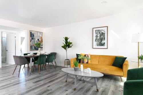 Citrus Grove Apartment | Luxury 3BR Condo Near Americana and Galleria