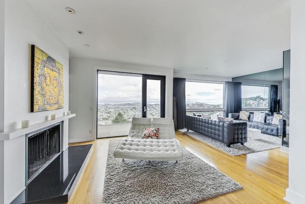 Eureka Valley House | Luxury 3BR Home - Pano Views, Steam room & Deck