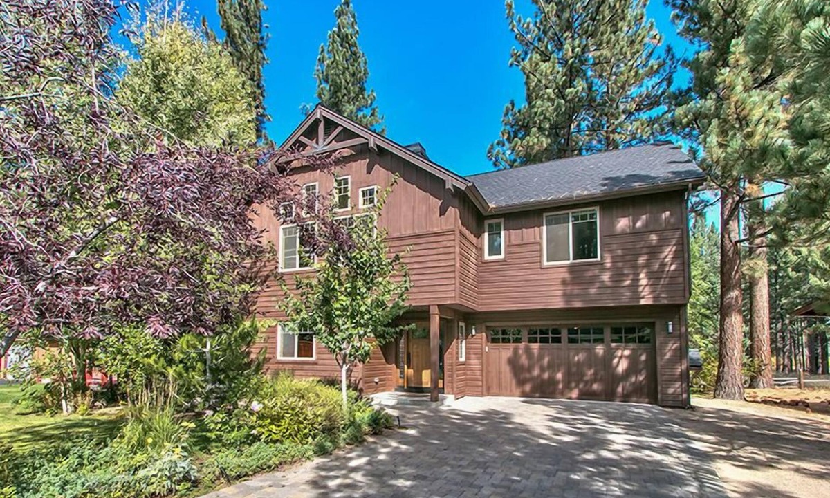 South Lake Tahoe House | Luxury Home with Jacuzzi, Pool Table, near Casinos and Beach. 2 Master Bedrooms!