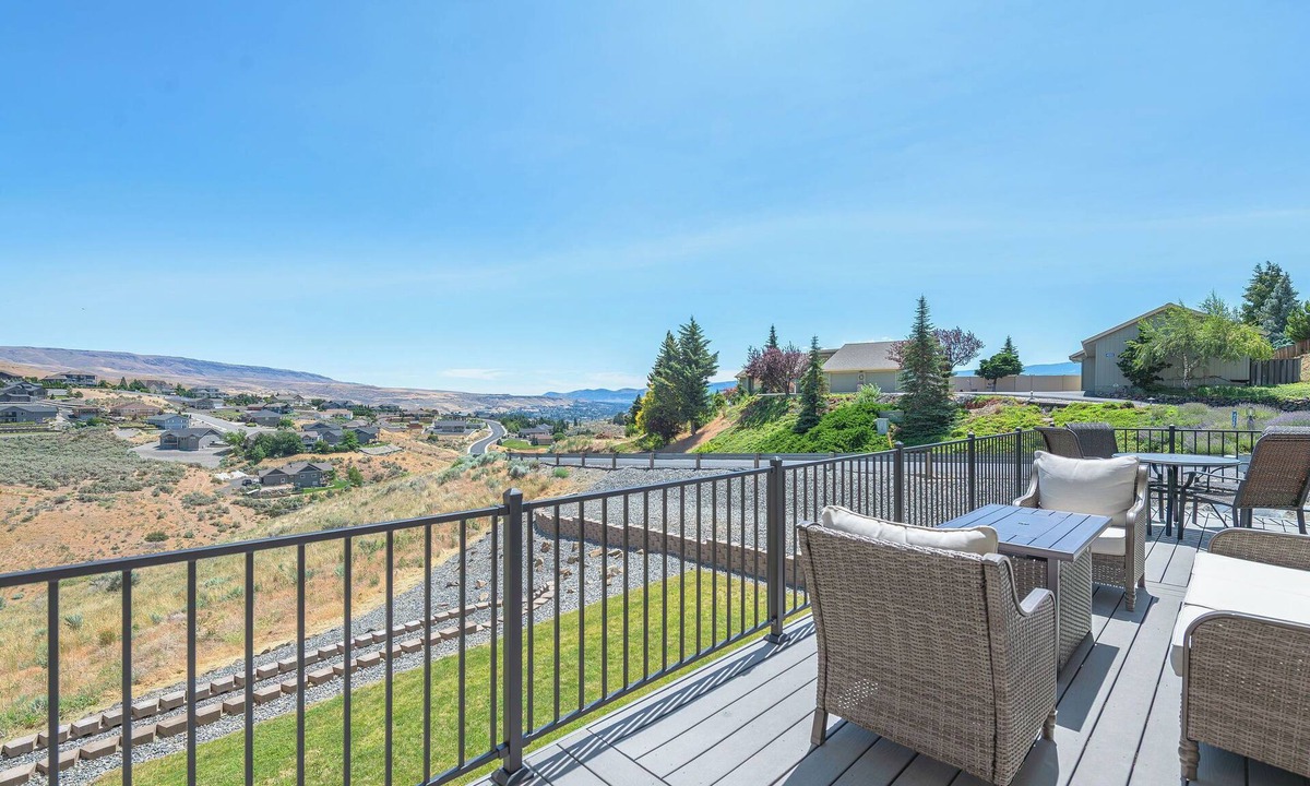 Sunnyslope House | Luxury Home with Epic Views - Game Rooms, Gym, Near Leavenworth & Lake Chelan