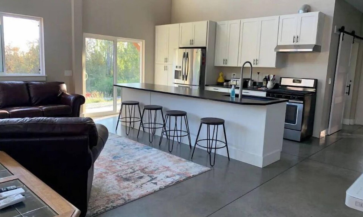 Mount Vernon Apartment | Luxury shome, views above Skagit Valley- EV charge
