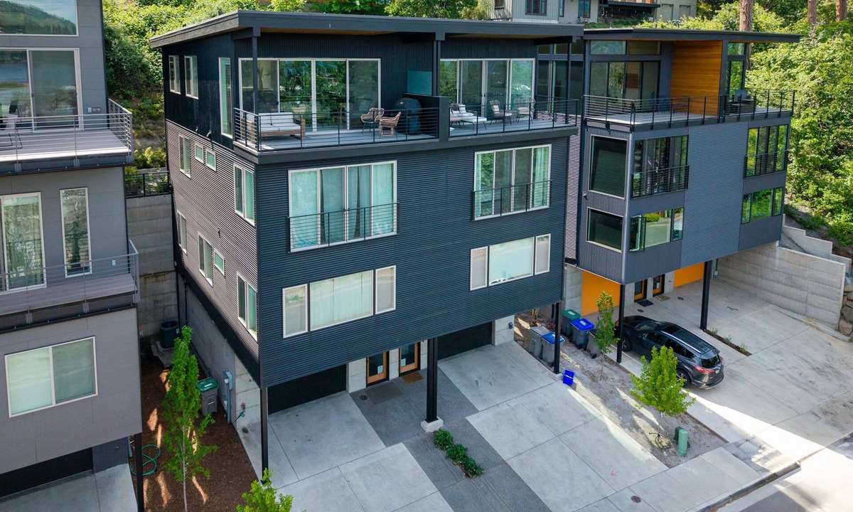 Hood River House | Magnificent brand new Townhome overlooking dt Hood River, garage