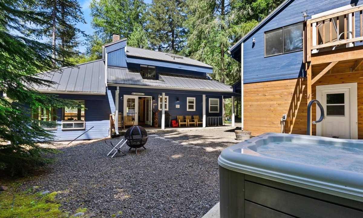 Brightwood House | Magnificent Custom-Built Lodge Surrounded By Forest of Douglas Firs, Cedar Trees