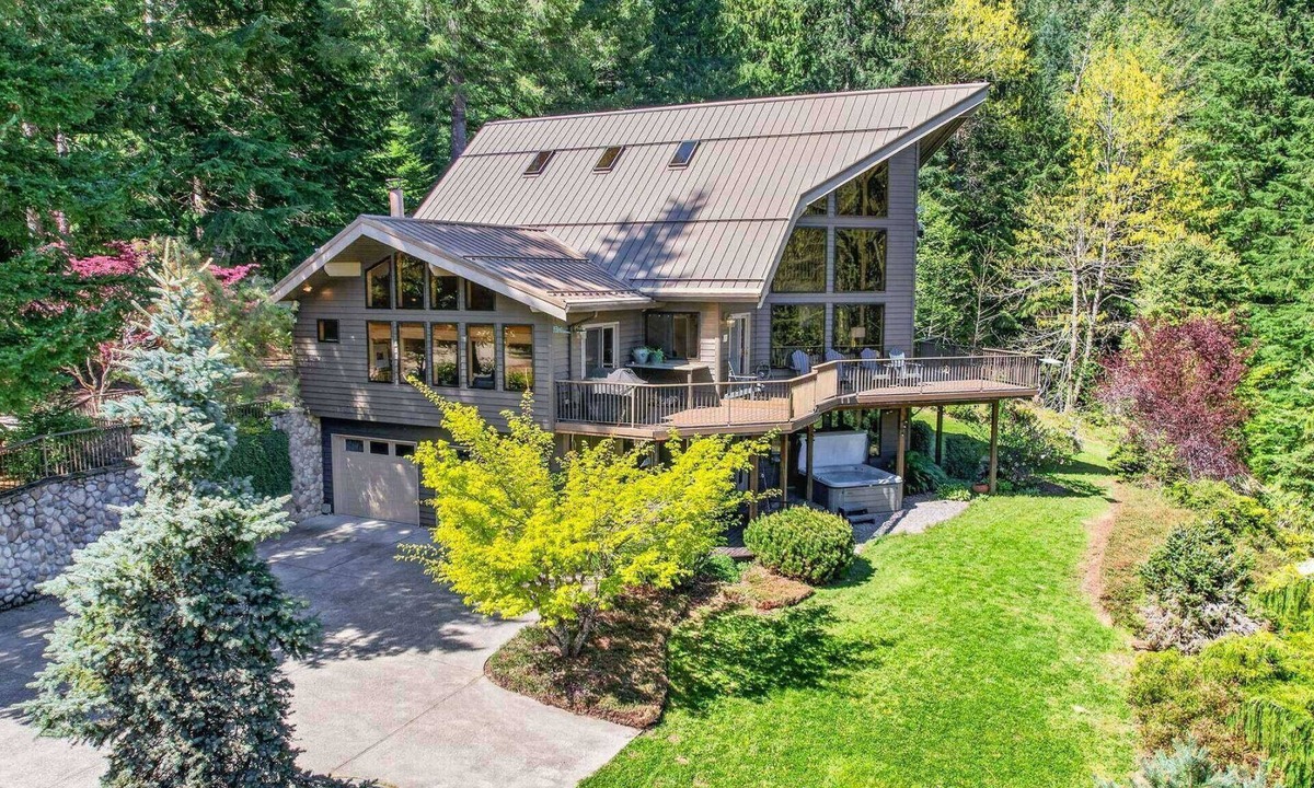 Rhododendron House | Majestic Mountain Retreat on 20 Acres, Gorgeous Views, Ponds, Hot Tub, Sauna, 15 Miles to Gov Camp