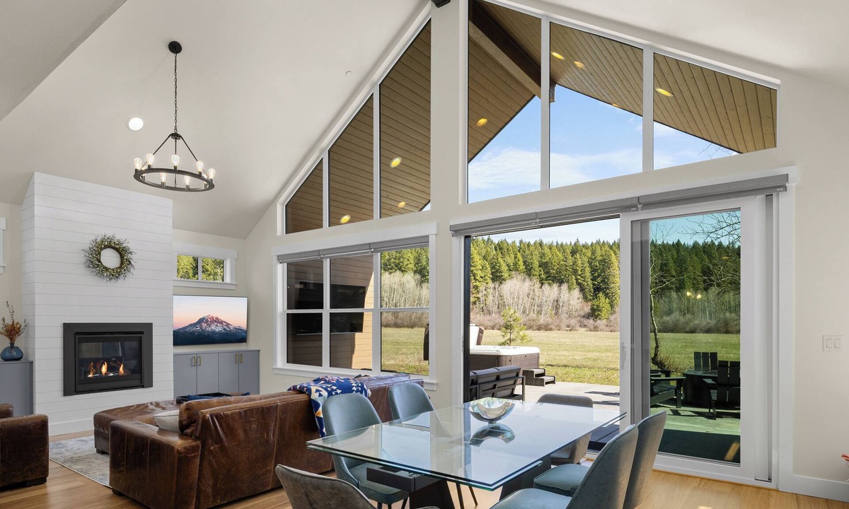Roslyn House | Meadow's Edge - EV Charger - Hot Tub - Nelson Farm
