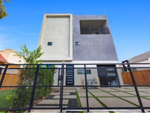 View Park-Windsor Hills House | Memory Foam Beds - Relax in the Heart of Sunny LA in a Holiday Home