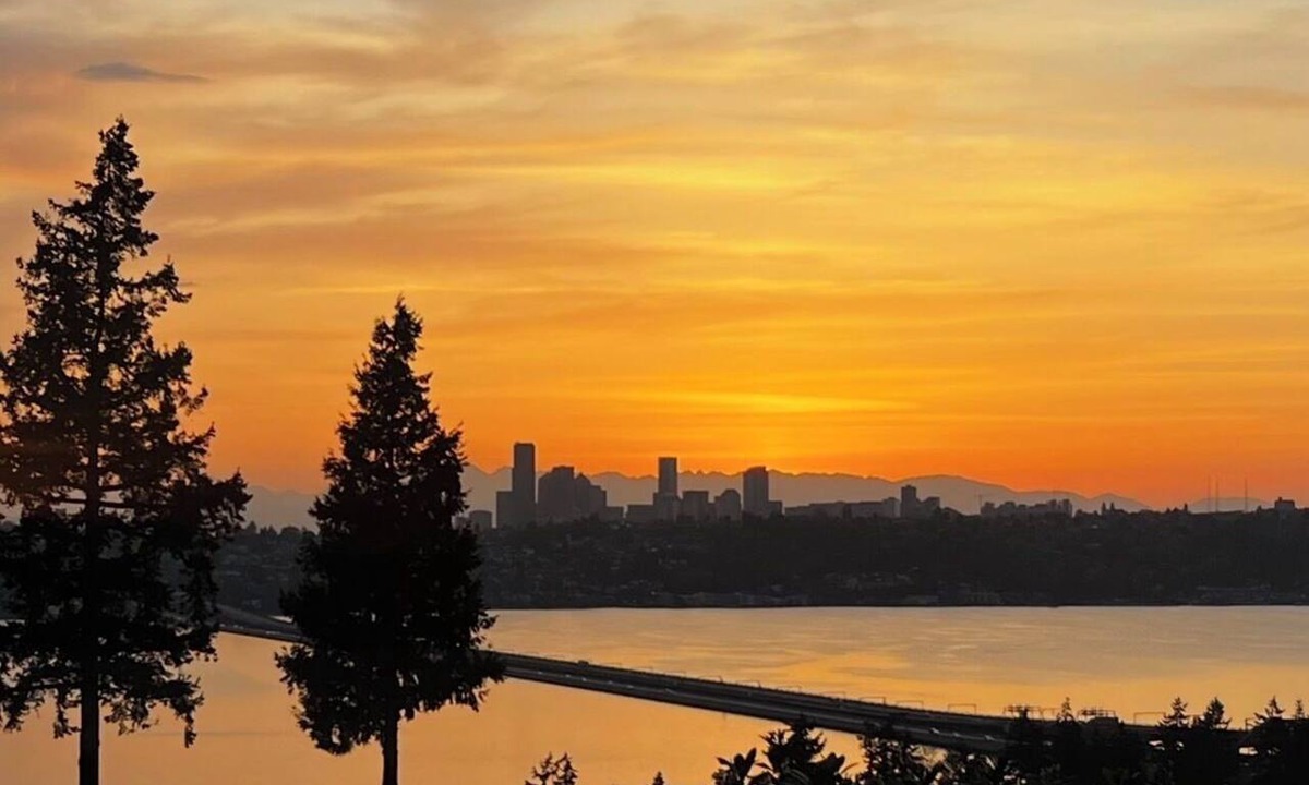 Mercer Island House | Mercer Island 1-bedroom plus sofa bed w/view of Seattle for World Cup getaway!