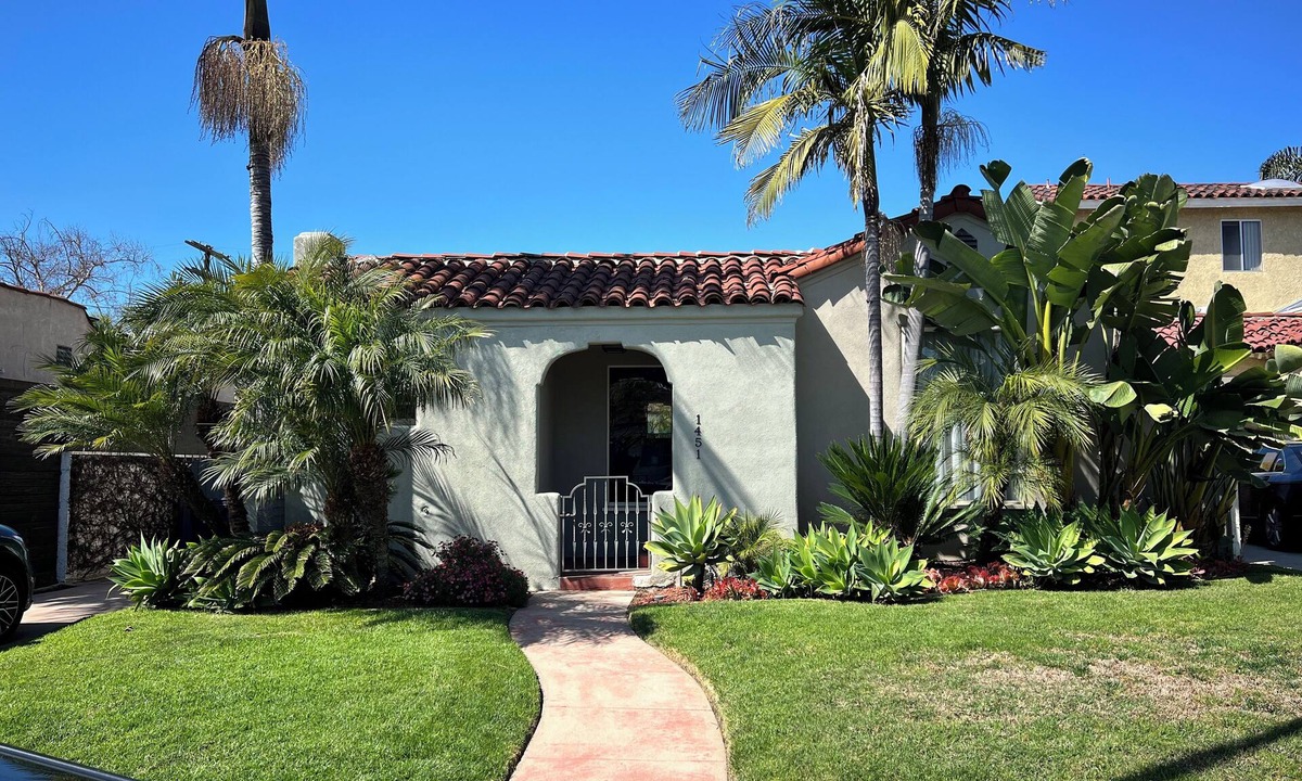 Mid City House | MidCity Oasis: Charming 2-br 2-ba house w/porch, fireplace & giant yard!