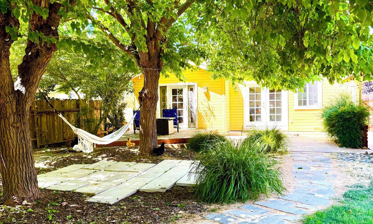 Southeastern Sacramento House | Midtown Retreat, Spacious, Silkie Petting Zoo, WiFi, 5 Star