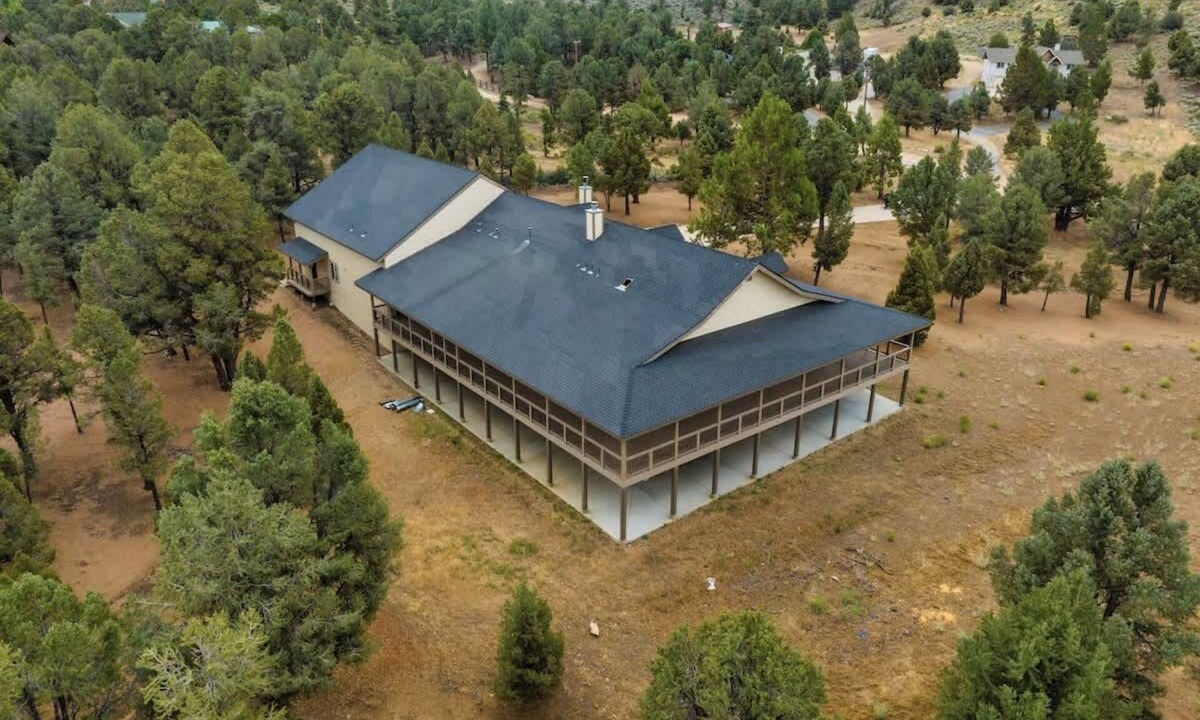 Big Bear City Cabin | Minnows Big Bear Estate | Game Room · 1.5 Acres