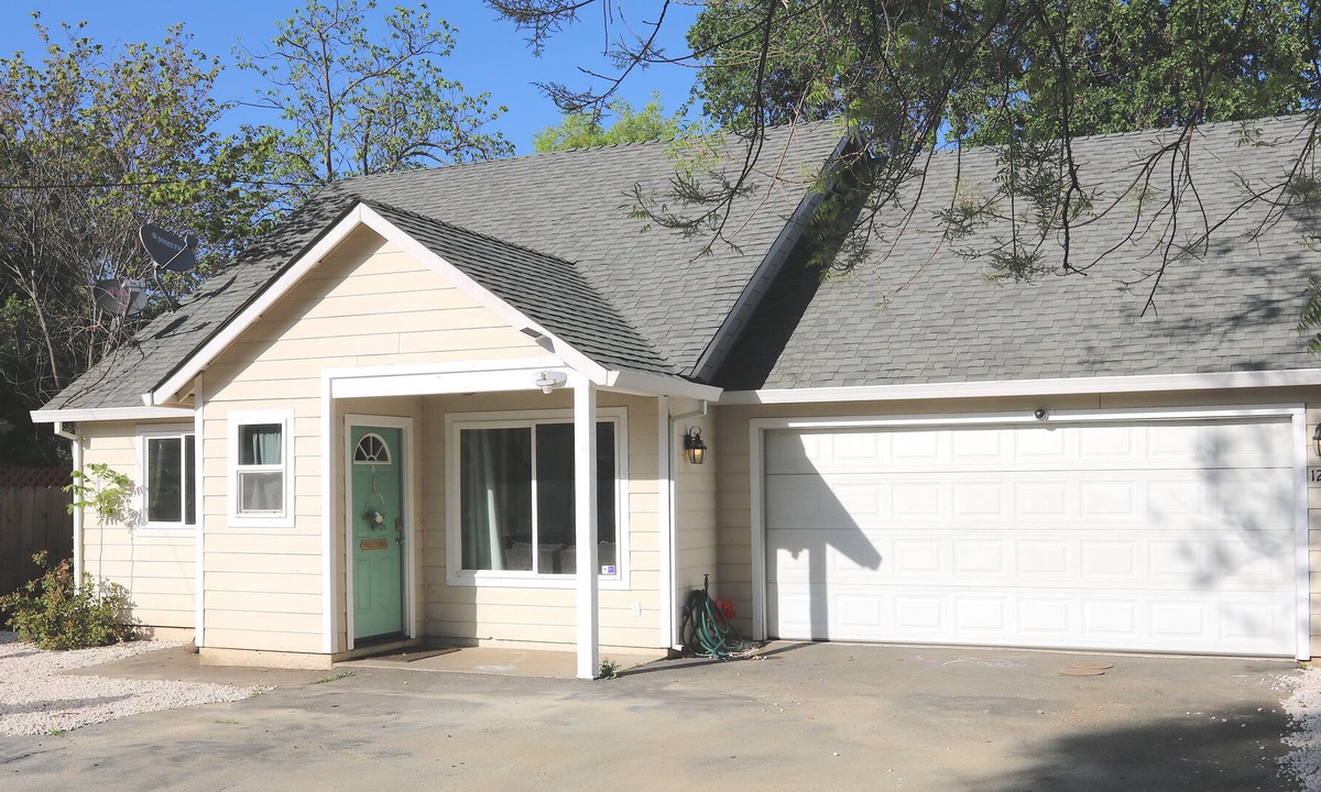 Chico House | Minutes to DT, Trendy Game Room, Available for Graduation, Sleeps 10