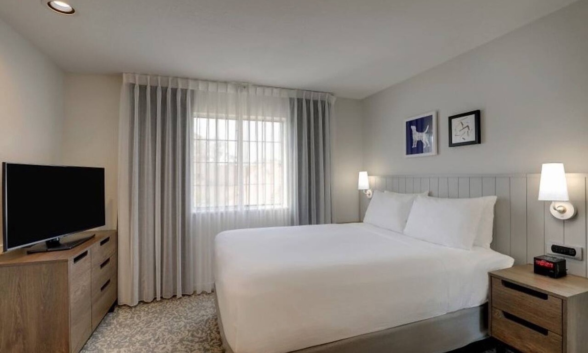 Sunnyvale Hotel | Modern 2 Queen Unit with Kitchen, Fitness Center, Near 49ers Museum!