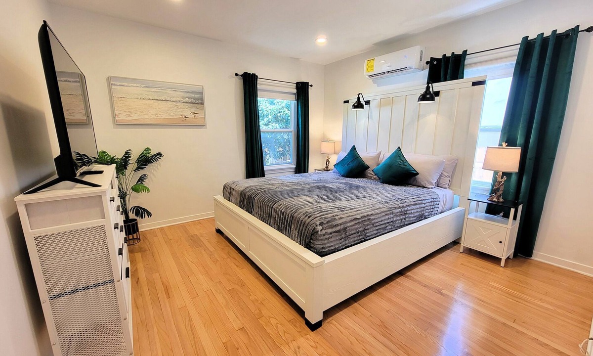 Los Angeles House | Modern 2BR Home Near Beverly Hills w Cal King bed Yard & BBQ. Near attractions!