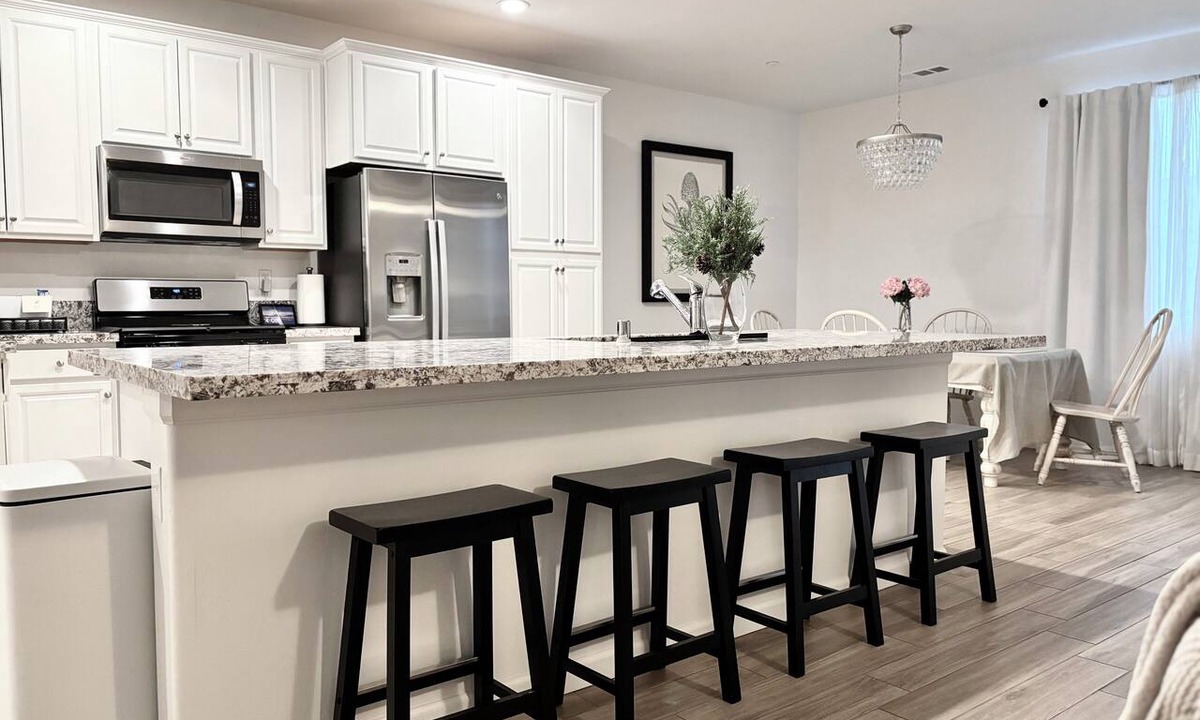 Reedley House | Modern 3 BD with 4 beds/2 BA Home - Near 3 Nat. Parks & 3 major HWYs