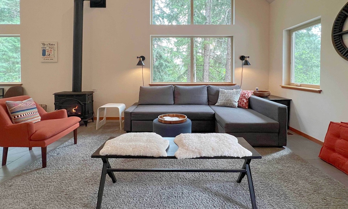 Leavenworth House | Modern Beaver Valley Cabin w/Hot Tub & Games!