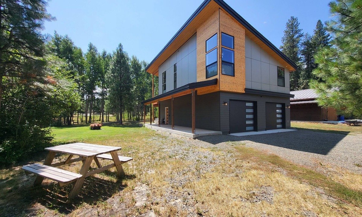 Ronald House | Modern charming 3-bedroom house in marvelous Ronald with WiFi, AC, Ping pong.