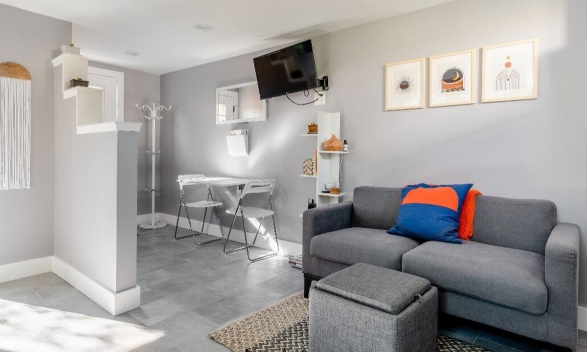 Oakland House | Modern cottage with full kitchen & private patio. Close to great hiking trails!
