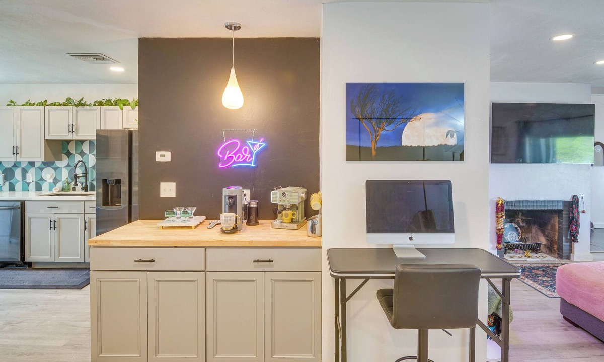 Valley Glen House | Modern LA Home w/Garden - Work & Explore!