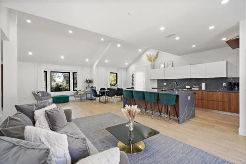 Mar Vista House | Modern Luxurious Dream Home Mar Vista, 4BDRMs, 4Baths, Kid & Pet Friendly, 10min to the beach!