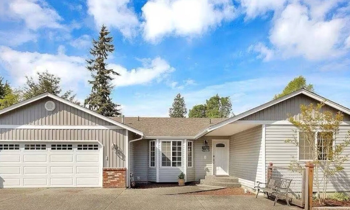 Burlington House | Modern Minimalist Home 4BR 5 Beds, AC Comfort & Wifi