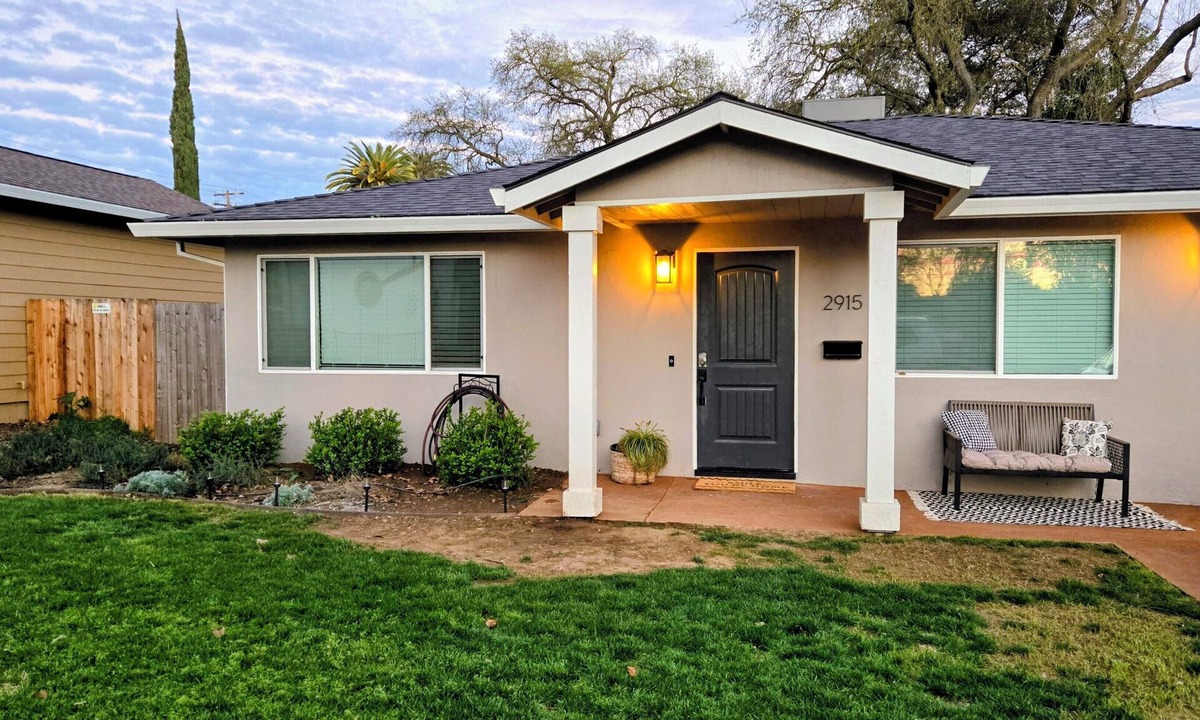 North Oak Park House | Modern Pet friendly 2-bedroom house with AC in vibrant North Oak Park