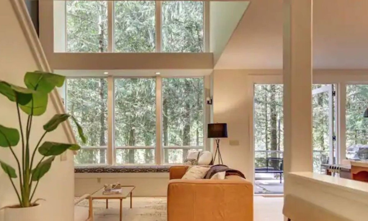 Brightwood House | Modern Riverfront Retreat