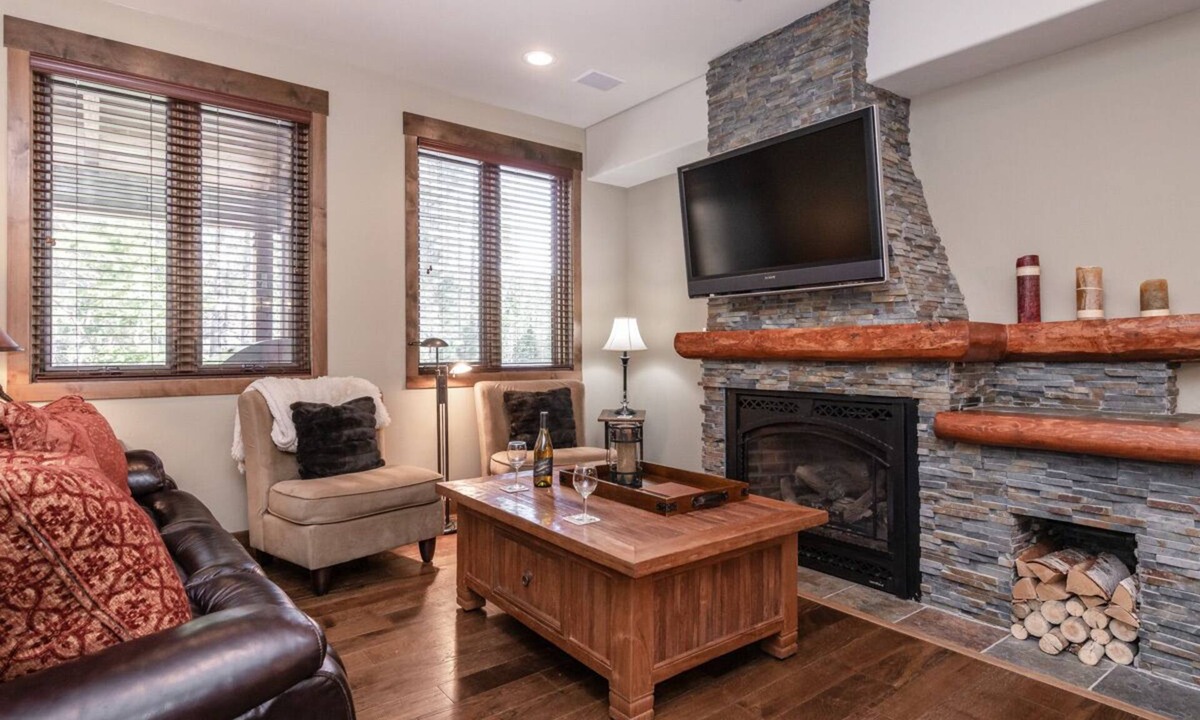Woodwinds House | Modern Townhome on Sierra Star Golf Course! Private Hot Tub!