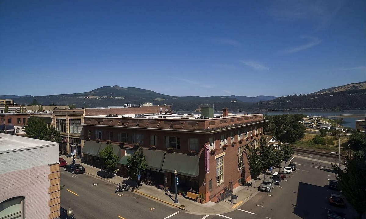 Hood River Hotel | More Than a Stay—A Place to Make Lasting Memories! Pets Are Welcome Here!