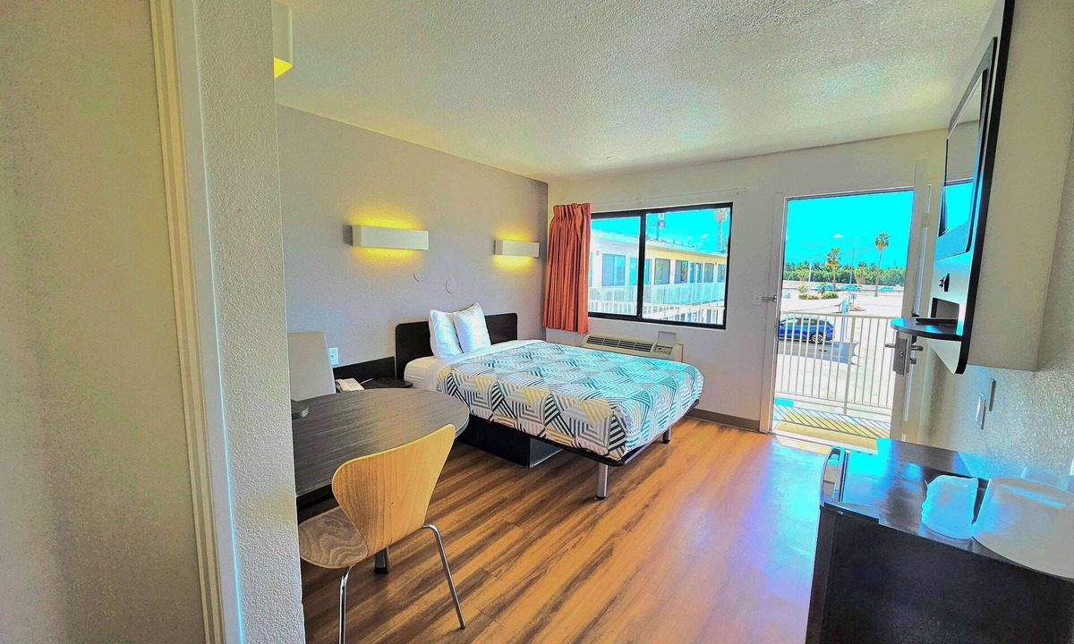 Palm Desert Hotel | Motel 6 Palm Desert, CA - Palm Springs Area