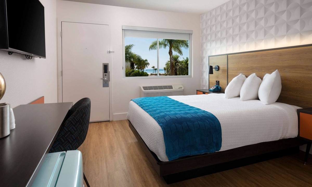 East Beach Hotel | Motel 6 Santa Barbara, CA - Beach