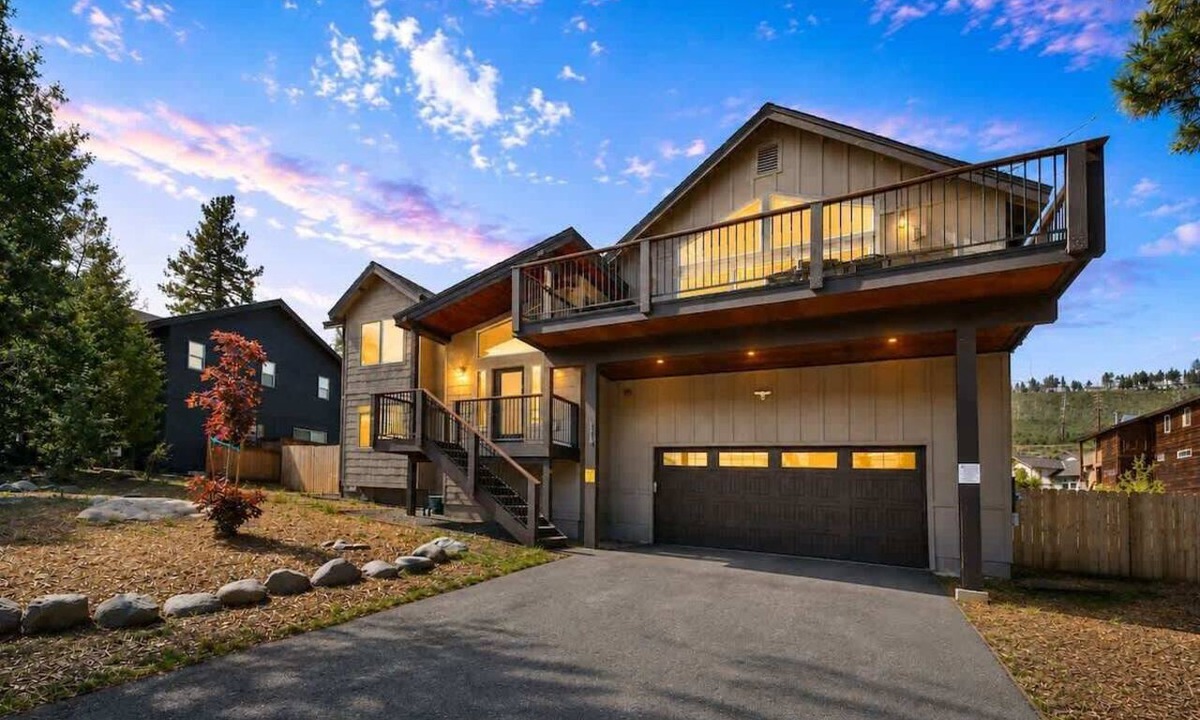 Mountain View Estates Cabin | Mountain Base Camp:Hot Tub, Air Conditioning, Pets