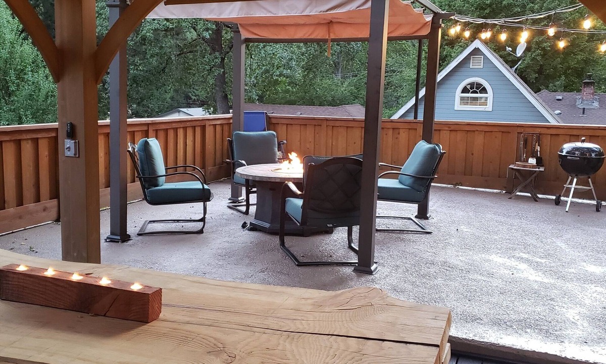 Dunsmuir House | Mountain Bungalow, tall pines, deck, in town.