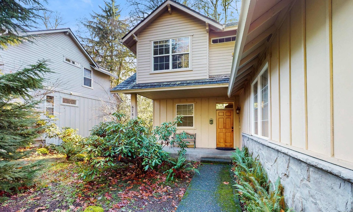 Welches House | Mountain condo with pool tabl & private hot tub - great for golfers, skiers & hikers