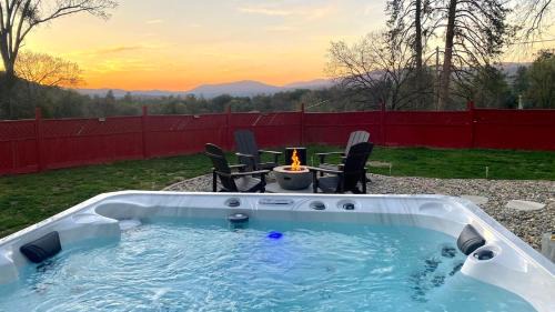 Oakhurst House | Mountain Escape, Yosemite South Gate House with Hot Tub, Views & Game Room, Near town