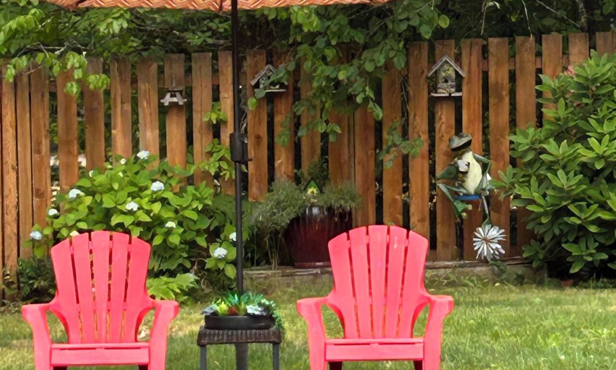 Packwood House | Mountain Frog Cabin - A.C./Sleeps 2/Hot Tub - 30 min. from Rainier/Skiing