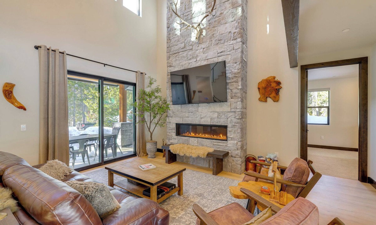 Kingvale House | Mountain Modern and Spacious, Close to Everything!