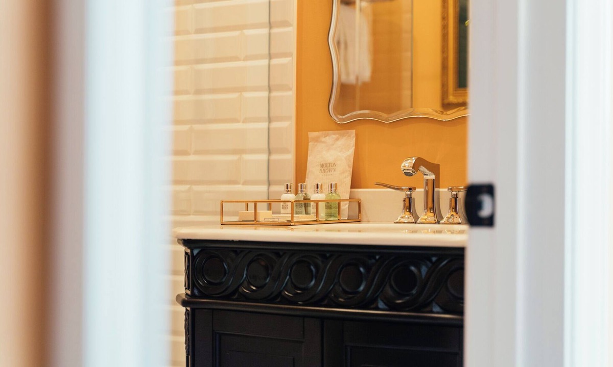 Lower Pacific Heights Hotel | Neighbourgood Sutter Mansion