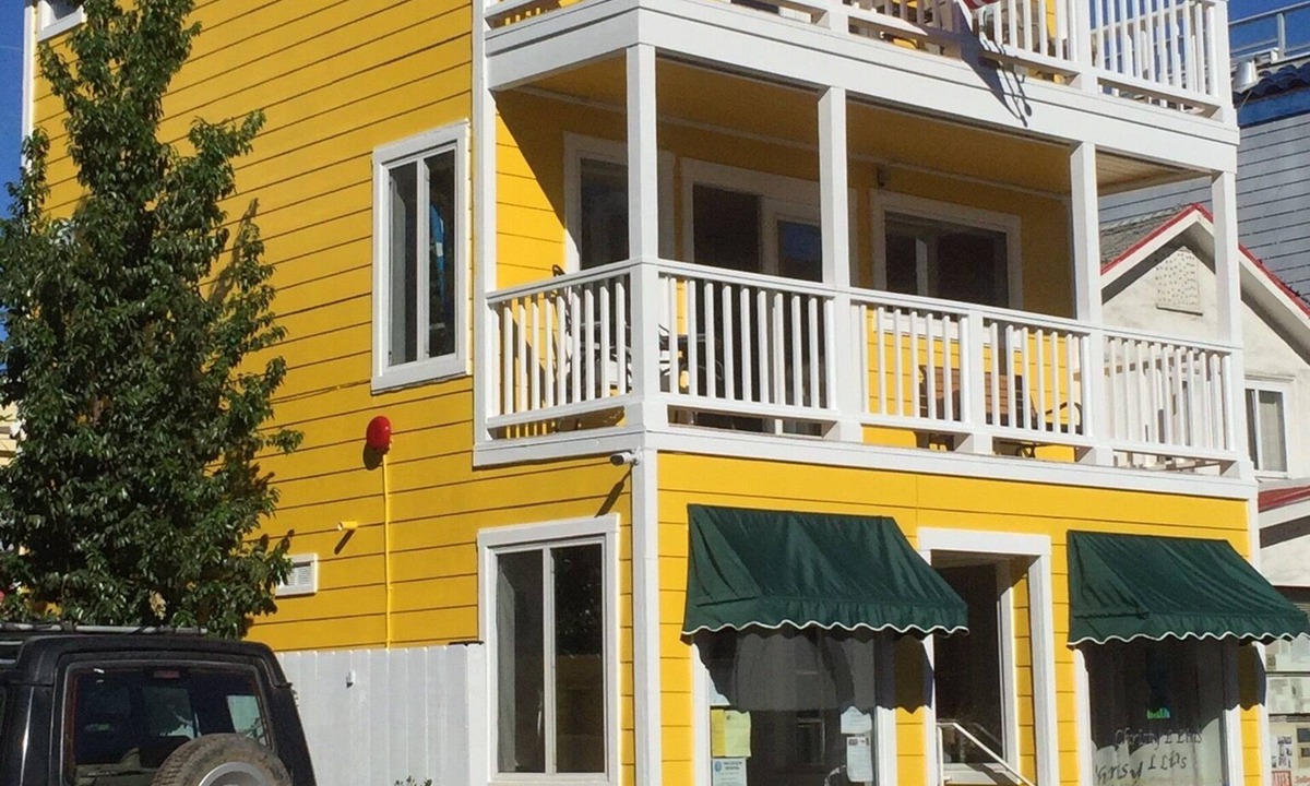 Avalon Villa | NEW AC in town FUN, 600 5 STAR reviews two balcony’s SUP KAYAKS CHAIRS CLEAN