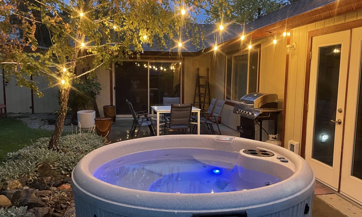 Quail Ridge House | 🏡 *NEW* The Artsy Abode ✨ Hot Tub ♨️ BBQ 🍖Foosball ⚽️